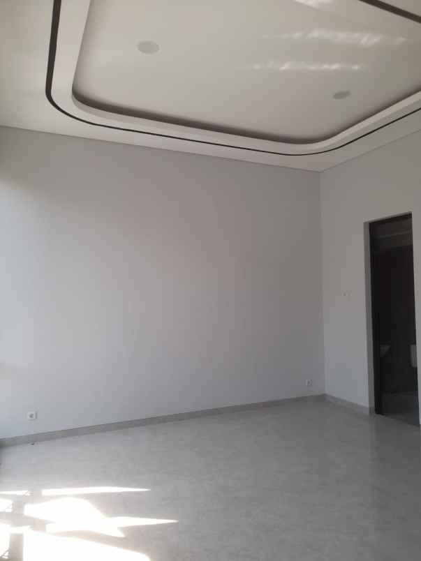dijual rumah manyar tirtoyoso