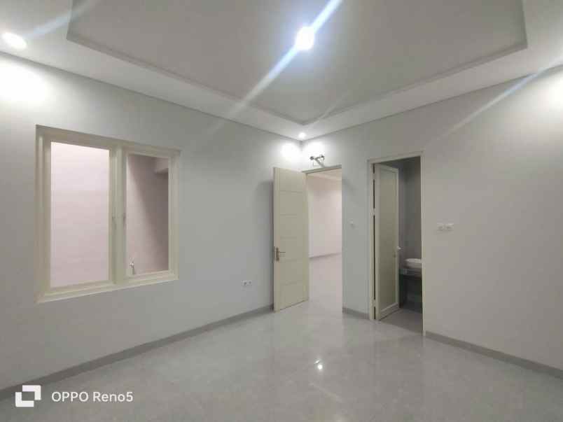 dijual rumah manyar tirtoyoso