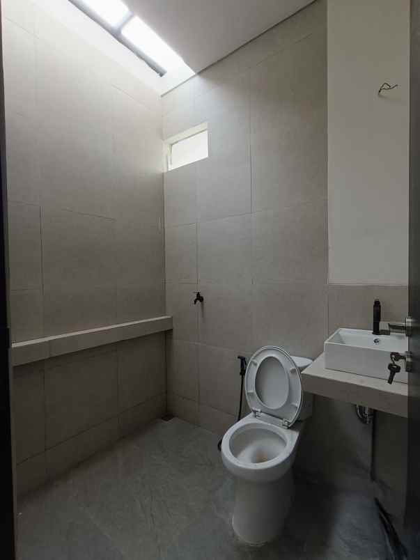 dijual rumah mulyosari