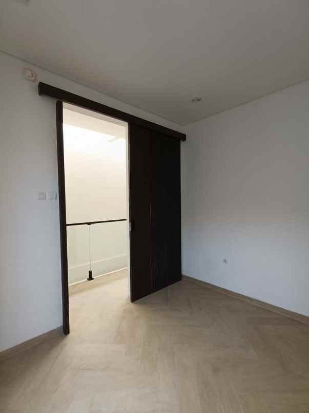 dijual rumah mulyosari