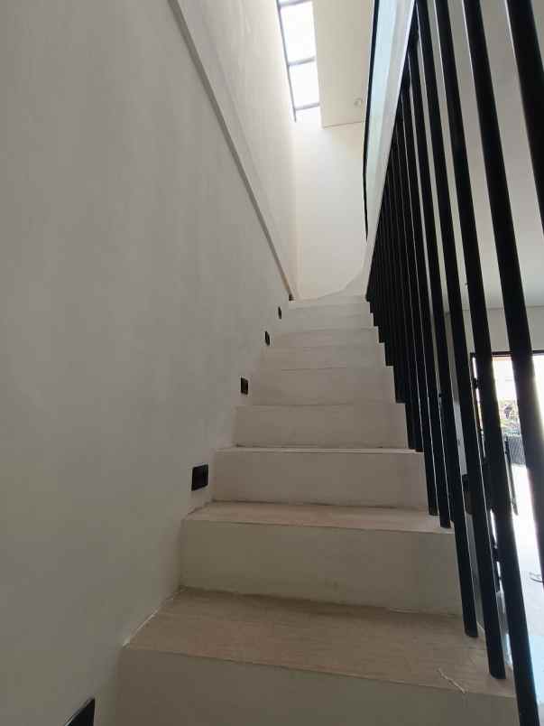 dijual rumah mulyosari