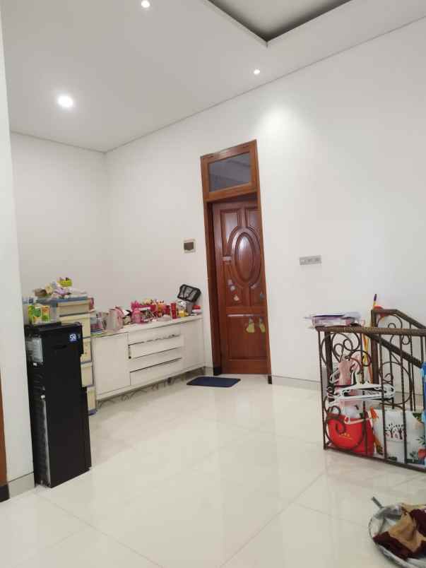 dijual rumah nginden intan