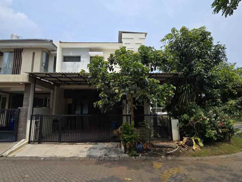 dijual rumah pakuwon city