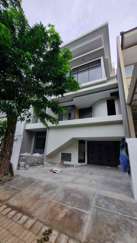 dijual rumah pakuwon city