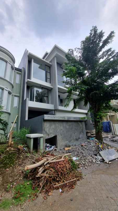 dijual rumah pakuwon city