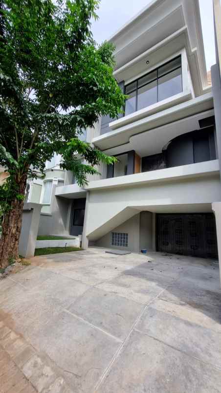 dijual rumah pakuwon city