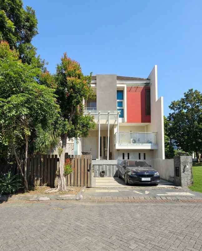 dijual rumah pakuwon city