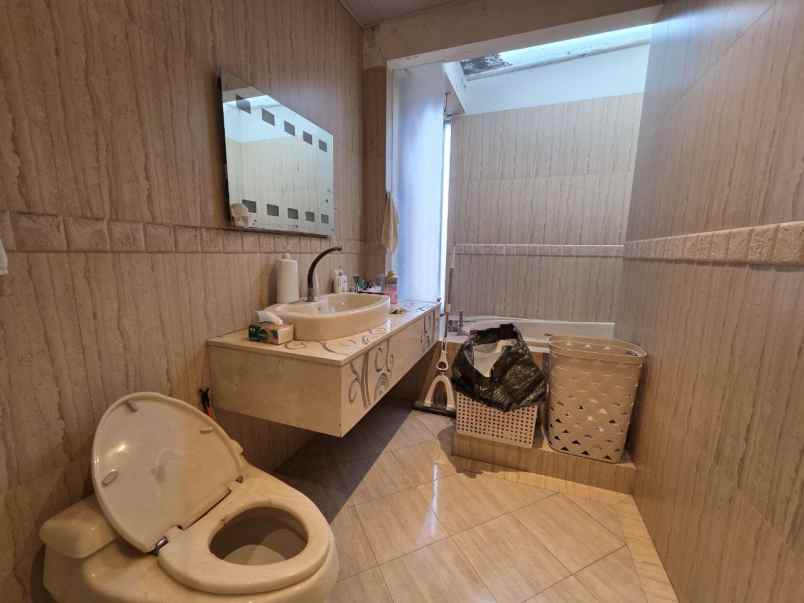 dijual rumah pakuwon city