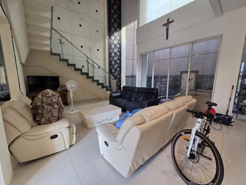 dijual rumah pakuwon city