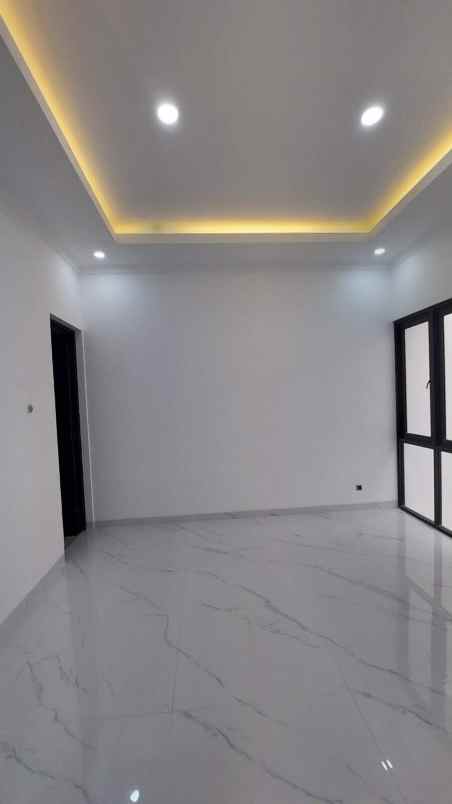 dijual rumah pakuwon city laguna