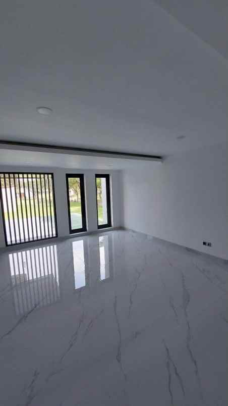 dijual rumah pakuwon city laguna