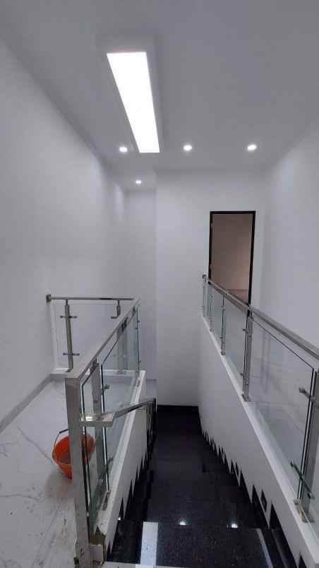 dijual rumah pakuwon city laguna