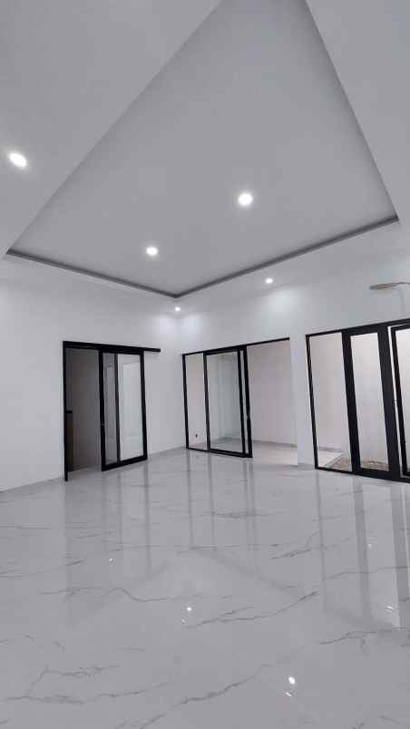 dijual rumah pakuwon city laguna