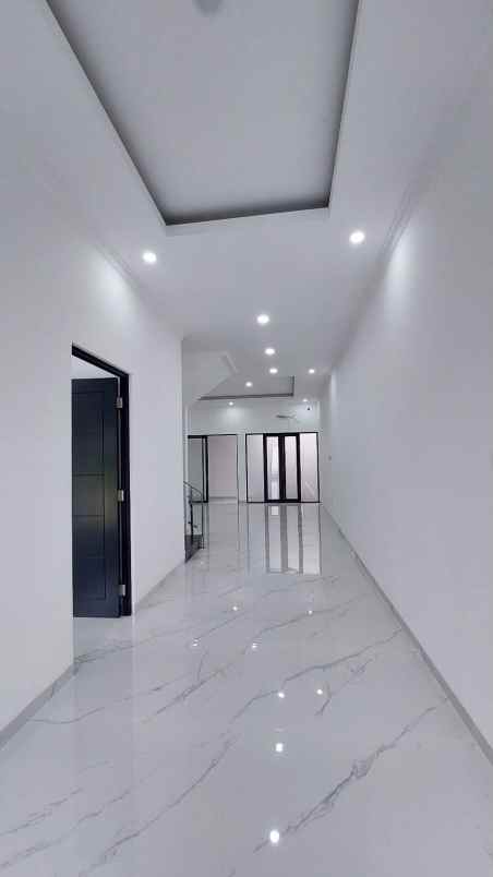 dijual rumah pakuwon city laguna
