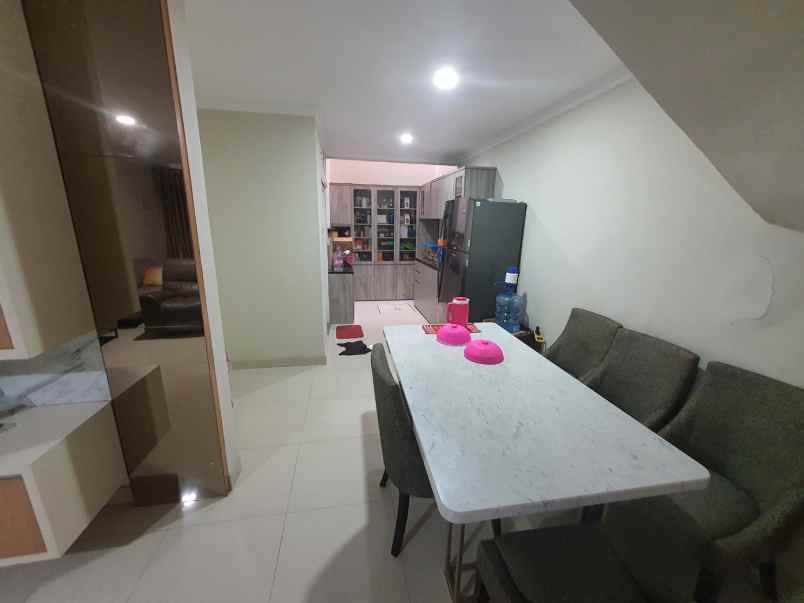 dijual rumah pelepah kelapa gading