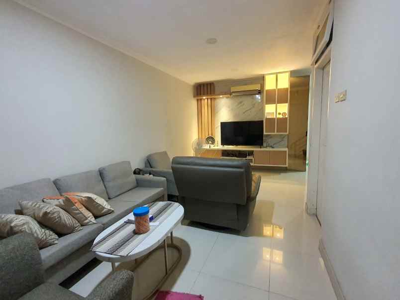 dijual rumah pelepah kelapa gading