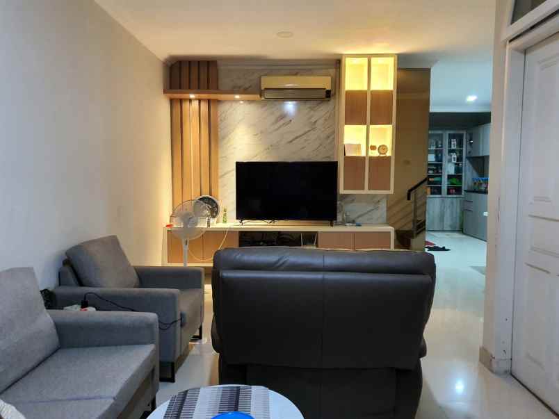 dijual rumah pelepah kelapa gading