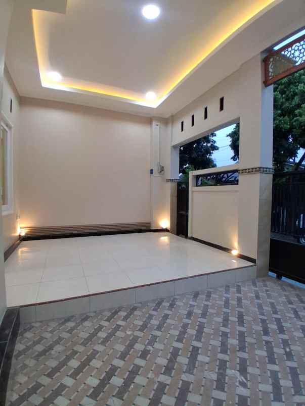 dijual rumah pertama puri