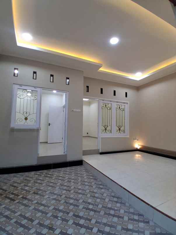 dijual rumah pertama puri