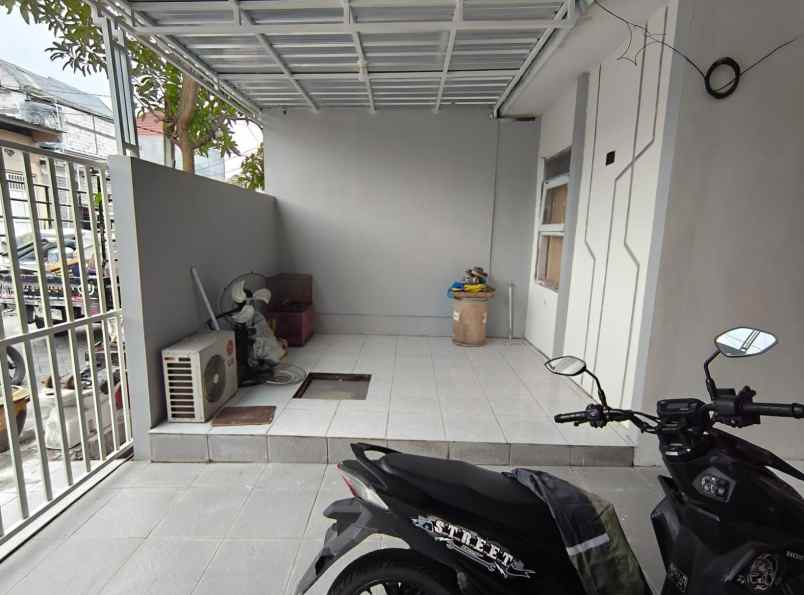 dijual rumah perum swan menganti park