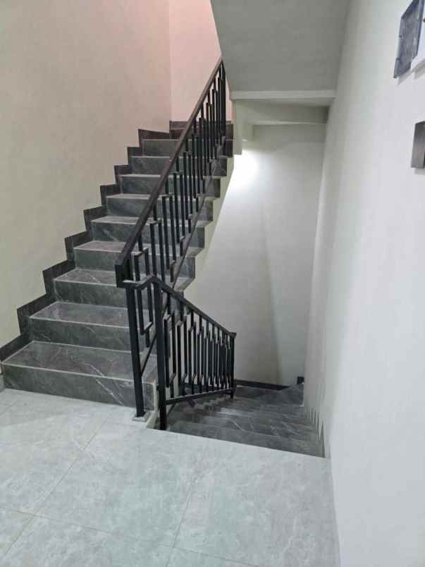 dijual rumah perumahan babatan pantai