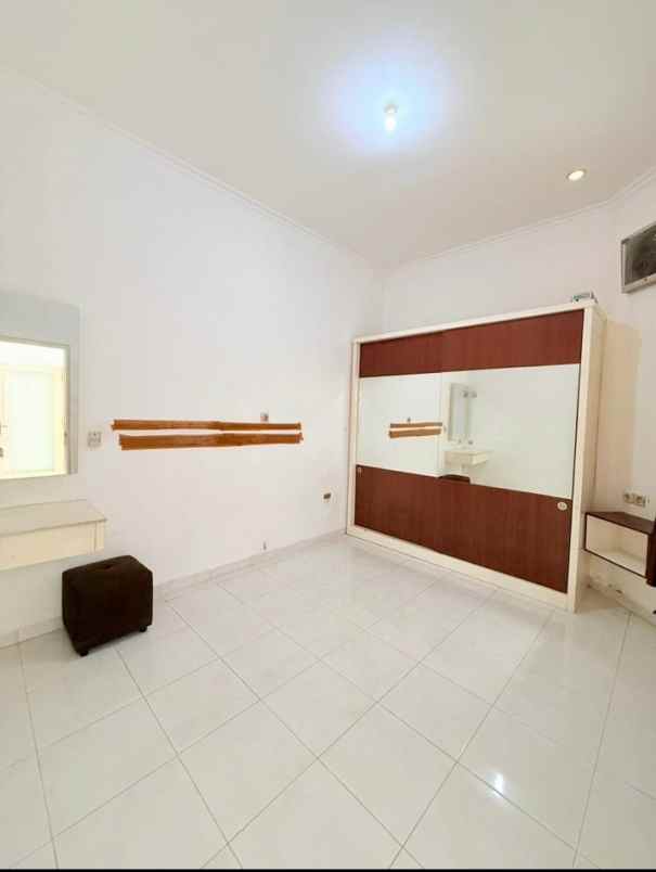 dijual rumah perumahan nirwana