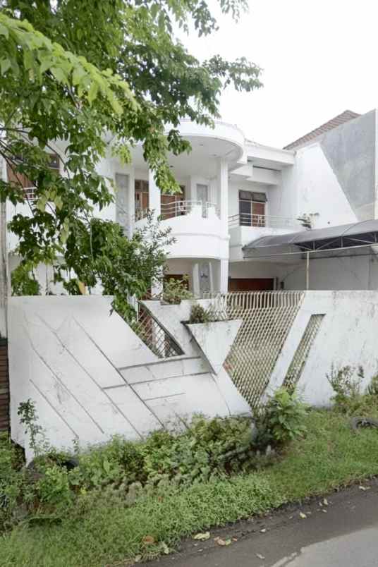 dijual rumah raya manyar jaya