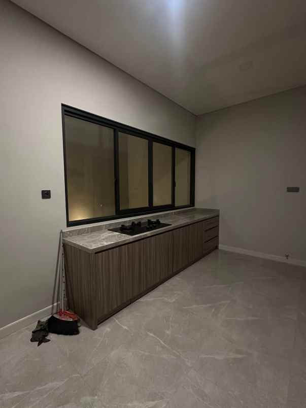 dijual rumah royal residence