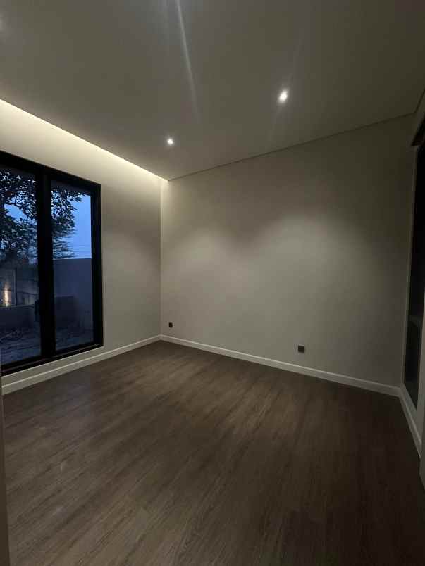 dijual rumah royal residence