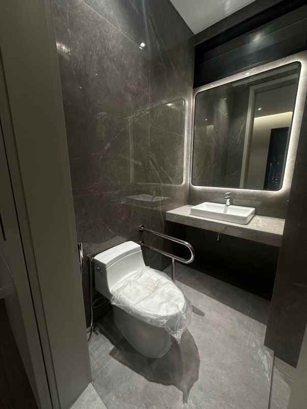 dijual rumah royal residence