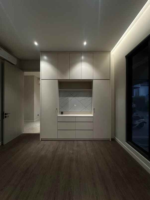 dijual rumah royal residence