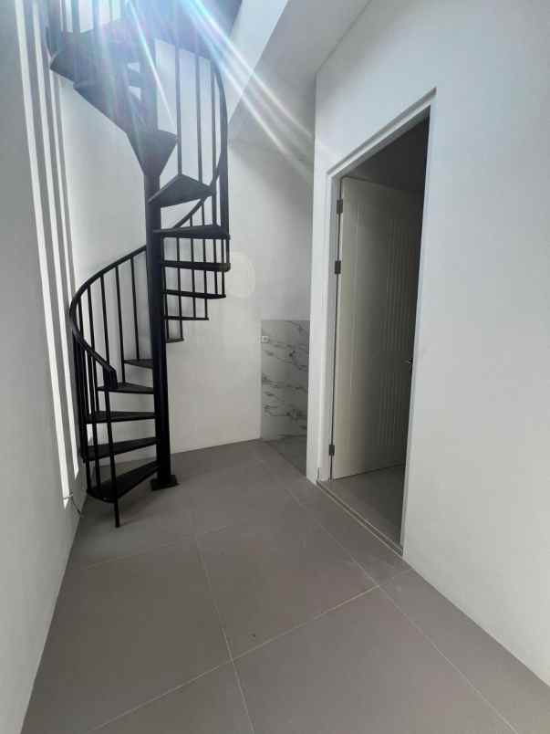 dijual rumah royal residence cluser st james