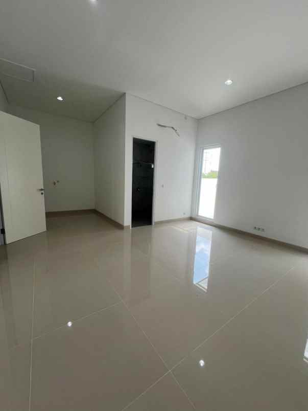 dijual rumah royal residence cluser st james
