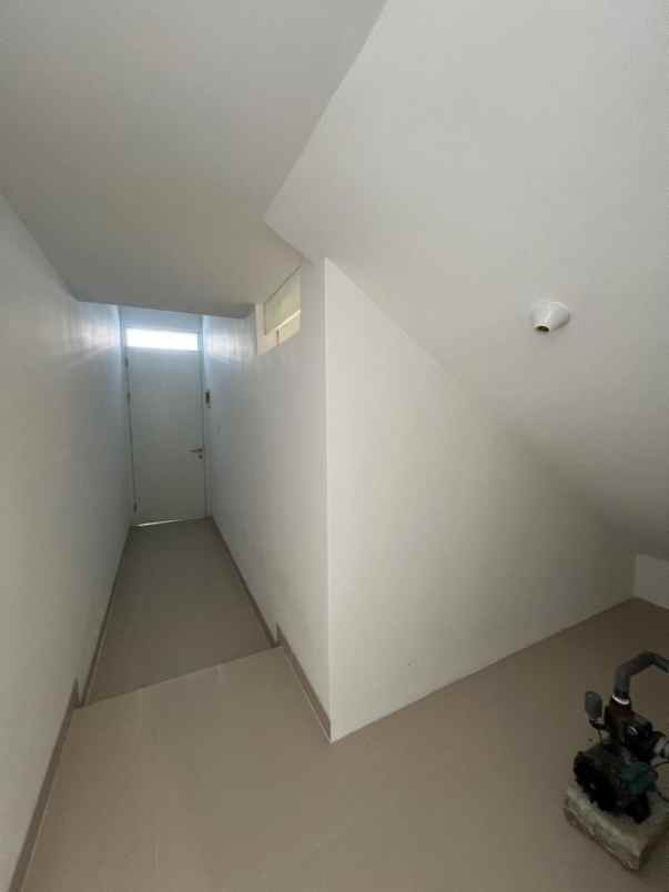 dijual rumah royal residence cluser st james