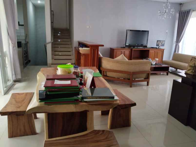 dijual rumah setiabudi regency