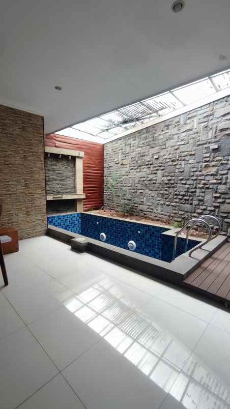 dijual rumah setraduta setra duta