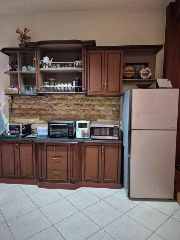 dijual rumah sutorejo prima