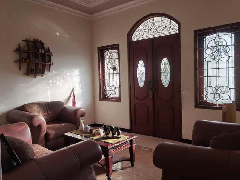 dijual rumah sutorejo prima