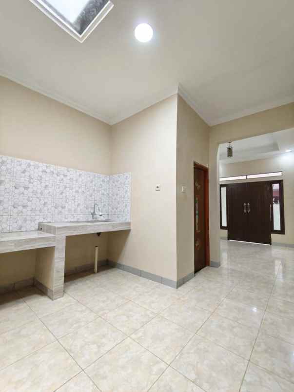 dijual rumah taman harapan baru