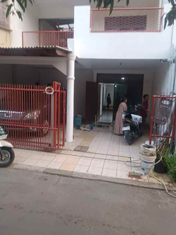 dijual rumah taman modern