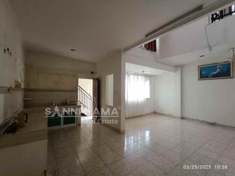 dijual rumah telaga golf