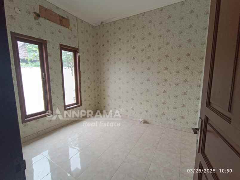 dijual rumah telaga golf