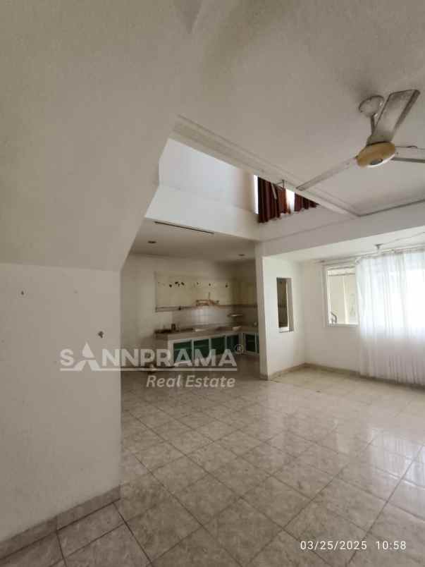 dijual rumah telaga golf