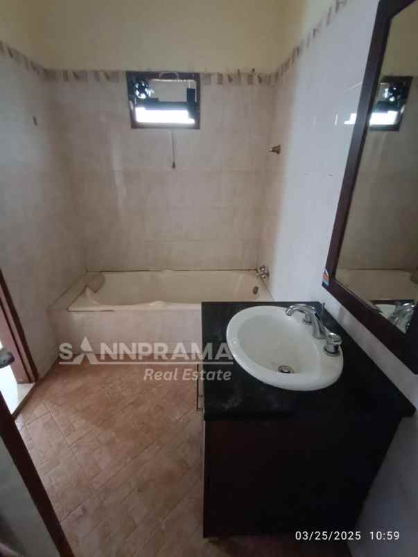 dijual rumah telaga golf