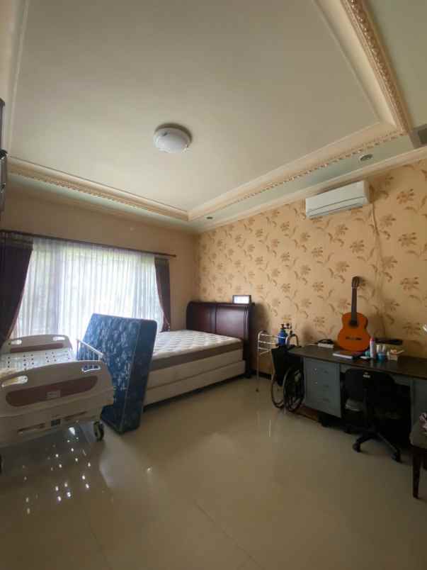 dijual rumah villa westwood pakuwon city