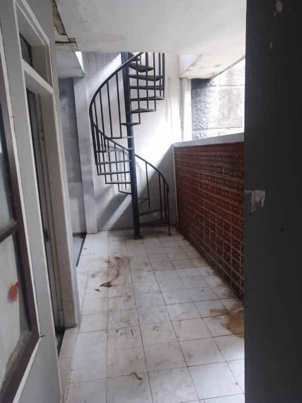 dijual rumah wisma medokan selatan