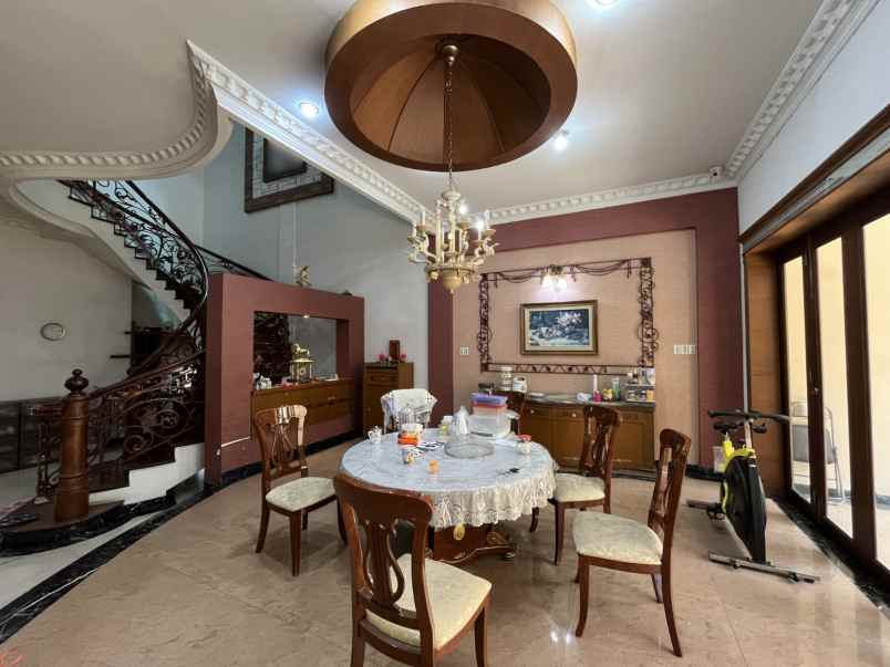 dijual villa di komplek grand polonia