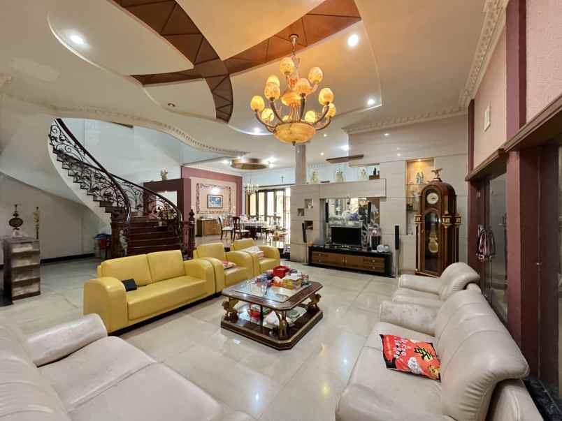 dijual villa di komplek grand polonia