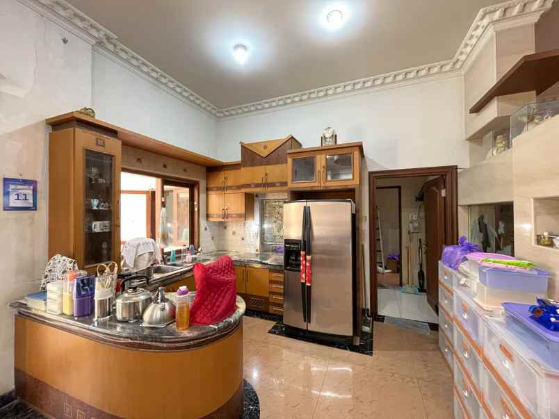 dijual villa di komplek grand polonia