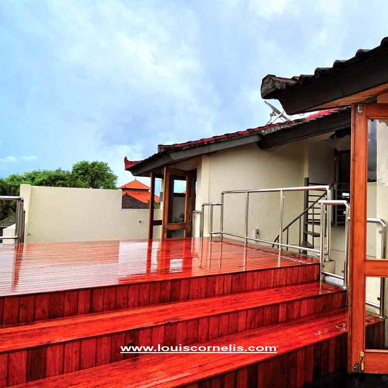 dijual villa jalan pratama